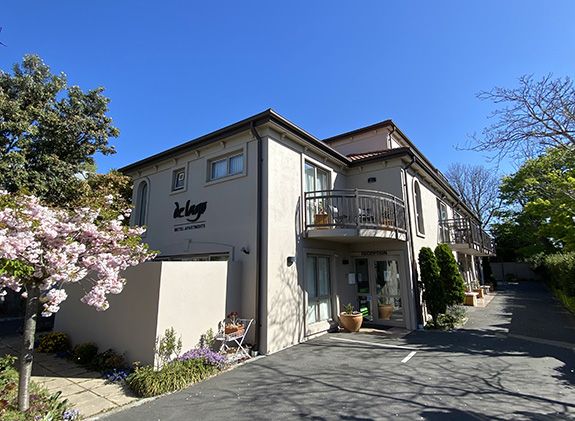 de lage motel entrance