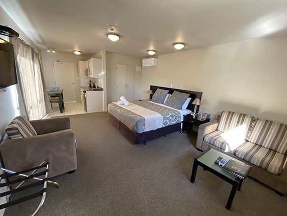 executive/honeymoon suite bed